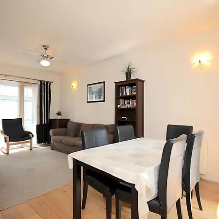 Central Apartment At Hyde Court, Dublin 2 アパート *