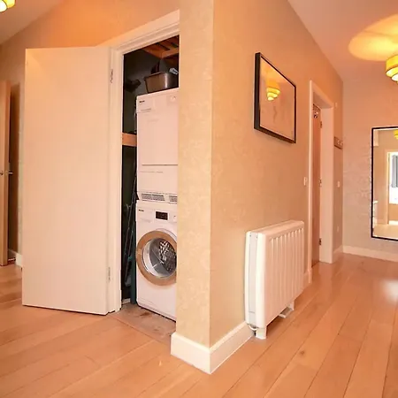Central Apartment At Hyde Court, Dublin 2 アパート *